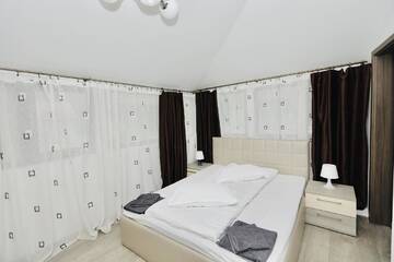Фото номера Номер с кроватью размера «king-size» Гостевой дом Casa Golopența г. Бэиле-Еркулане 6