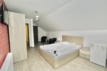 Фото номера Номер с кроватью размера «king-size» и балконом Гостевой дом Casa Golopența г. Бэиле-Еркулане 5