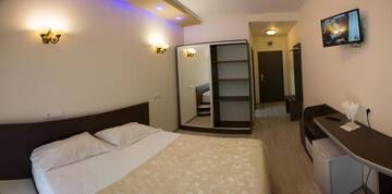 Фото номера Двухместный номер с 1 кроватью Отель Hotel Holiday Maria г. Бэиле-Еркулане 8