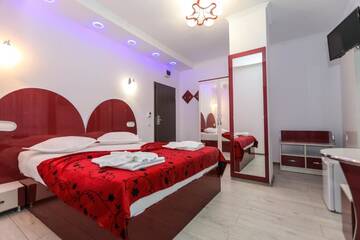 Фото номера Двухместный номер с 1 кроватью Отель Hotel Holiday Maria г. Бэиле-Еркулане 11