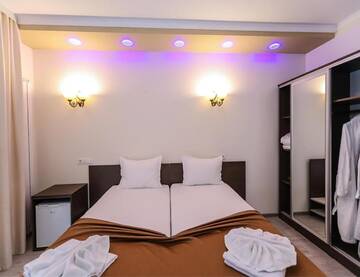 Фото номера Двухместный номер с 2 отдельными кроватями и террасой Отель Hotel Holiday Maria г. Бэиле-Еркулане 2