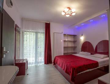 Фото номера Двухместный номер с 1 кроватью и террасой Отель Hotel Holiday Maria г. Бэиле-Еркулане 8