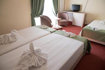 Фото номера Стандартный семейный номер Курортные отели Diana Resort г. Бэиле-Еркулане 3